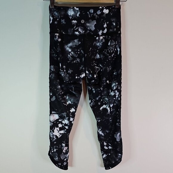 Lululemon Athletica Size 4 Black and White Cropped Leggings for Athleisure - Picture 4 of 10